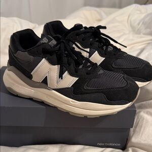 New Balance Men’s Black and Cream Retro Runner Sneakers